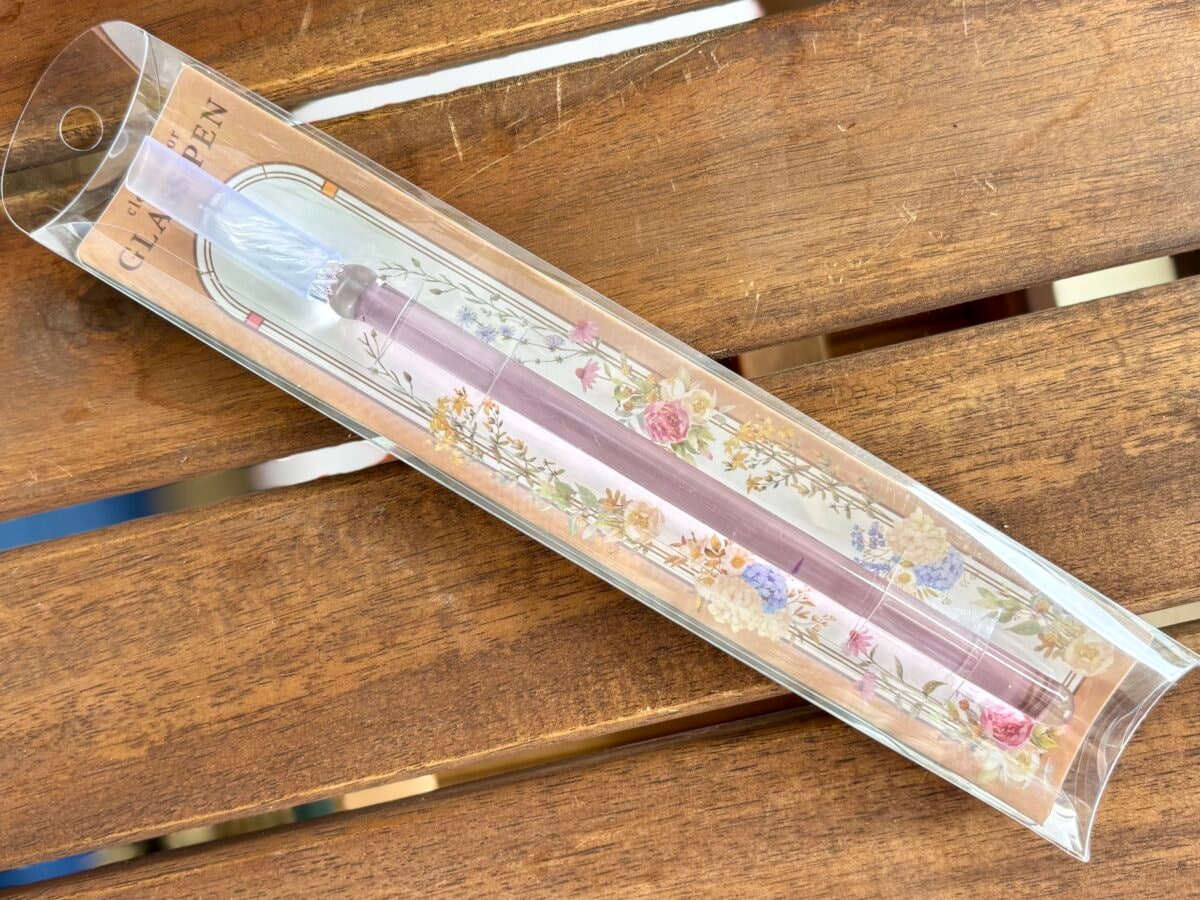 まずはインクのふたを開けます。中には漏れ防止のためにゴム製の中ふたも付いています。