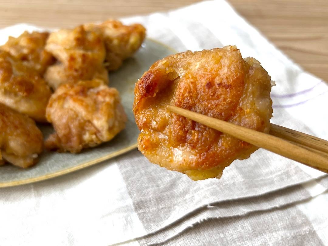片栗粉のみ。油を一切使わない唐揚げの作り方に「皮がパリパリ」「冷めてもおいしい」