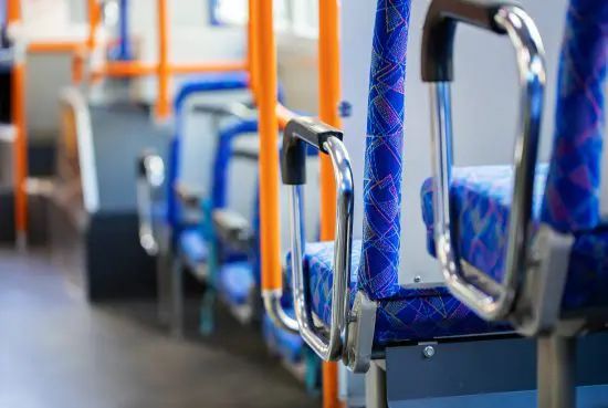 バスの車内で「そこは俺の席だ」と“やりたい放題”の高齢男性。その後判明した“まさかの正体”に絶句