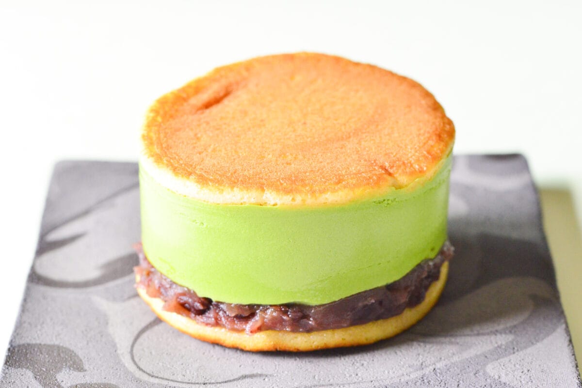 「めちゃウマ」【ファミマ】見た目もスゴいぞ!進化系どら焼き新作発売