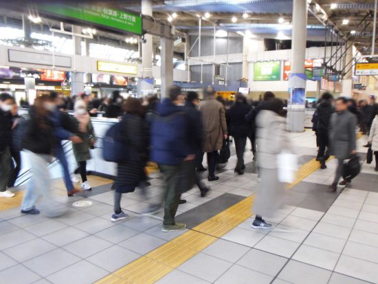 「あっち座れば?」新幹線で“自分の指定席”に知らない外国人が…車掌の確認で判明した“衝撃の事実”