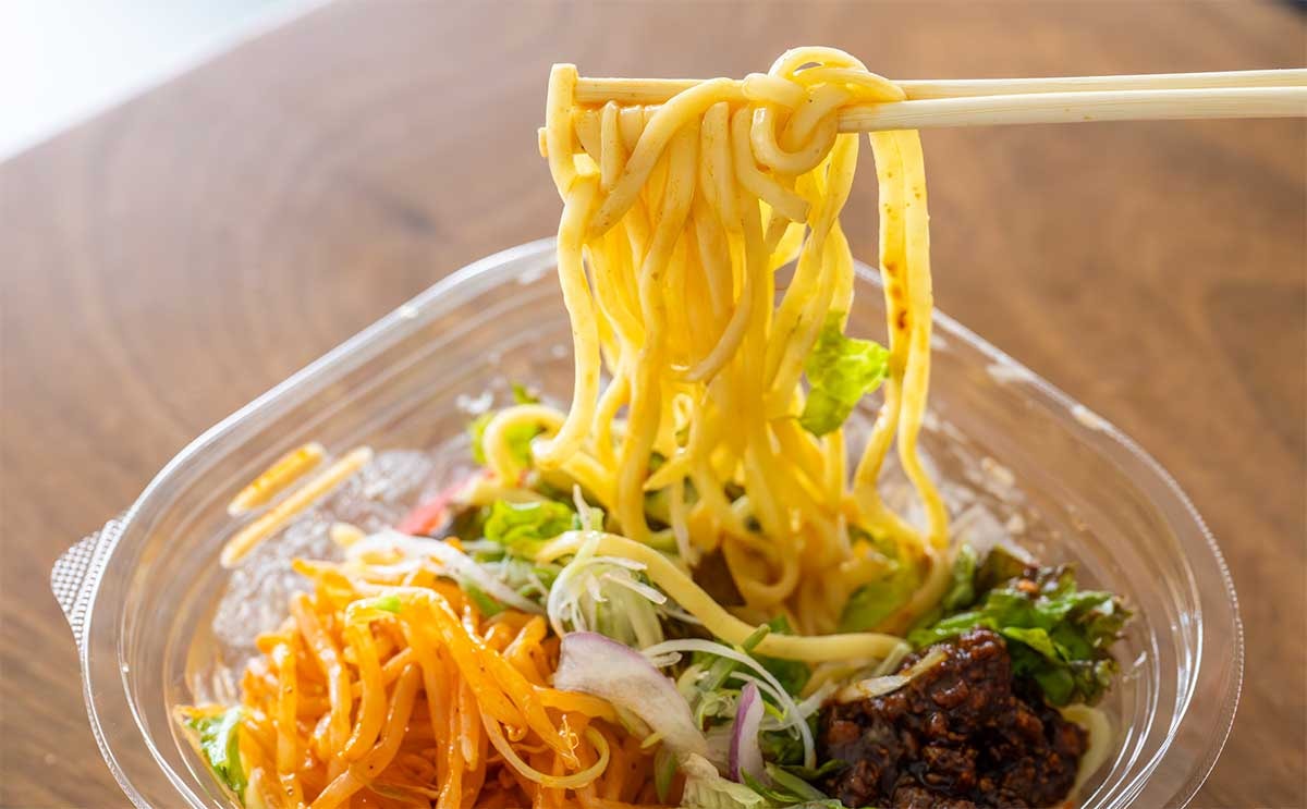 「カレー好きな人におすすめ」【セブン】人気店監修の新作麺がスパイシーで激ウマ