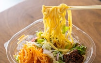 「カレー好きな人におすすめ」【セブン】人気店監修の新作麺がスパイシーで激ウマ