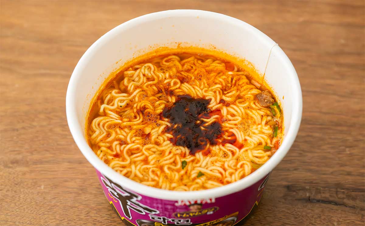 「みんな食べるべき」「買い占めたい」日本初上陸の人気カップ麺が辛くておいしい