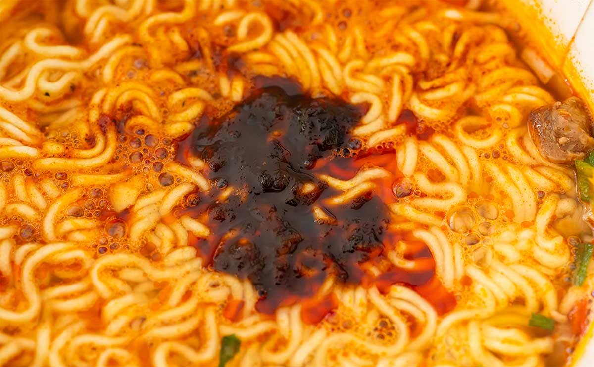 「みんな食べるべき」「買い占めたい」日本初上陸の人気カップ麺が辛くておいしい