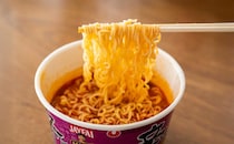 「みんな食べるべき」「買い占めたい」日本初上陸の人気カップ麺が辛くておいしい