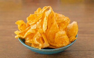 買えるのはコンビニだけ！チーズバーガー味のポテトチップスはクセになる美味しさ