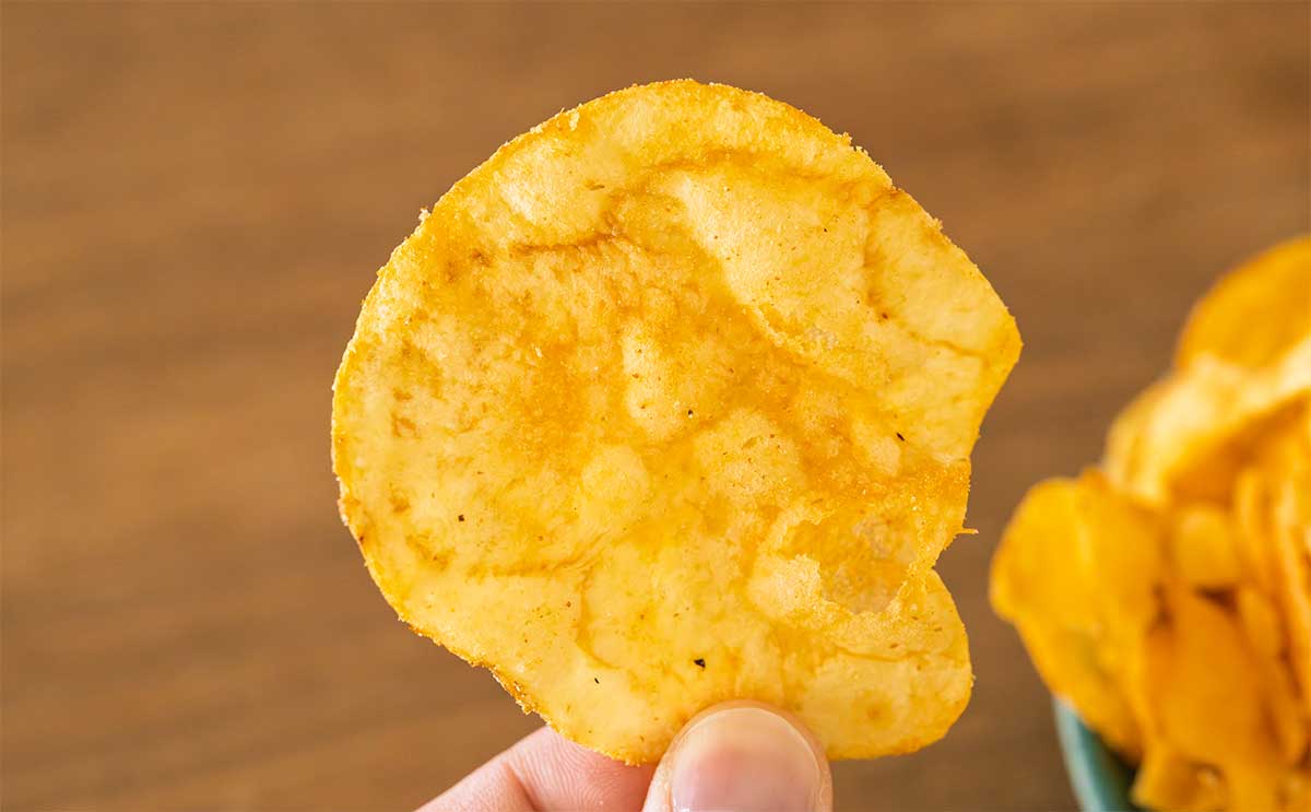 買えるのはコンビニだけ!チーズバーガー味のポテトチップスはクセになる美味しさ