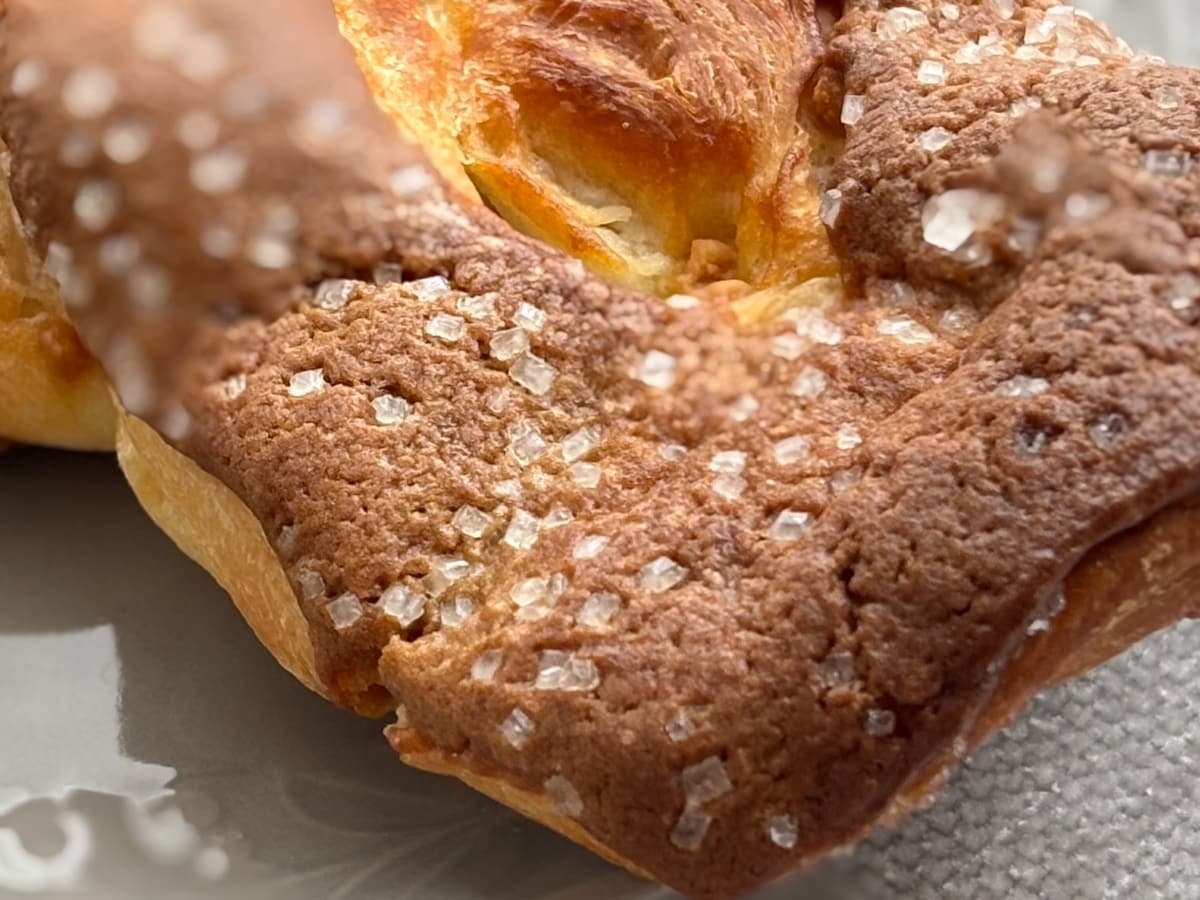 ふんわり×ガリガリの食感が楽しい!【ファミマ】の甘~い新作パンって?