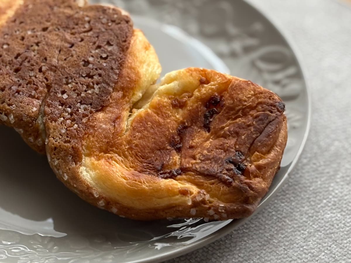 ふんわり×ガリガリの食感が楽しい!【ファミマ】の甘~い新作パンって?