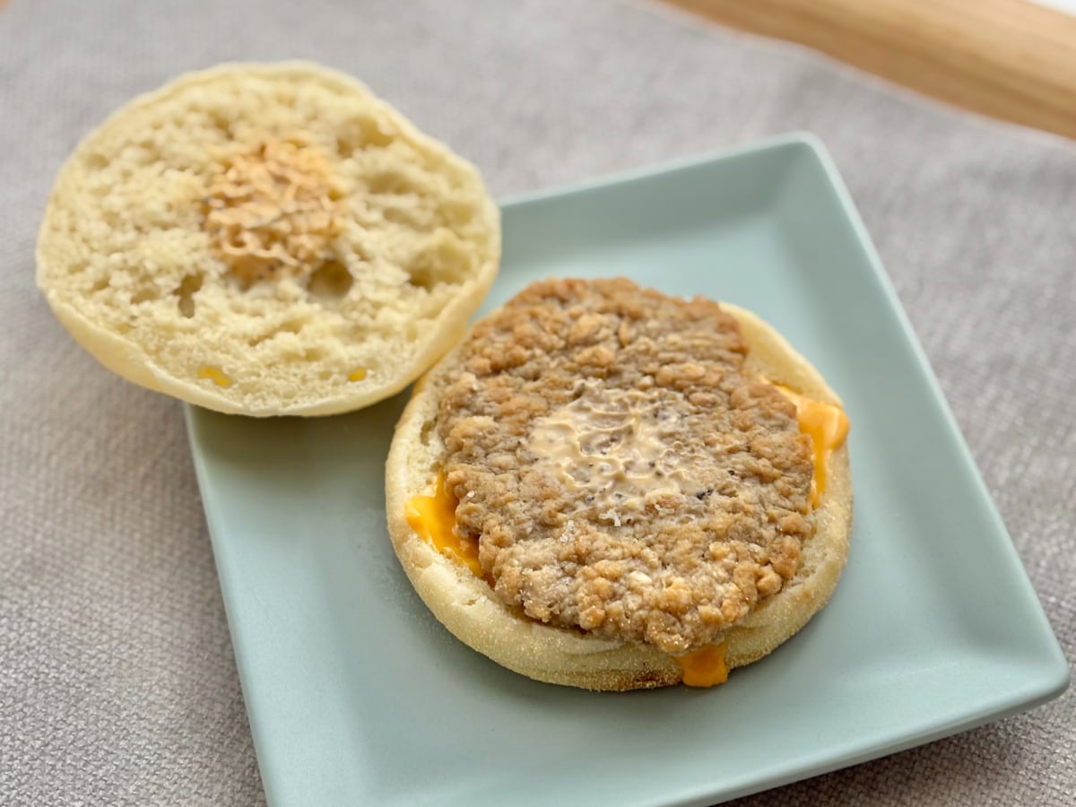お肉みっちり、チーズはとろ～り！【ファミマ】の3地域限定品に大満足