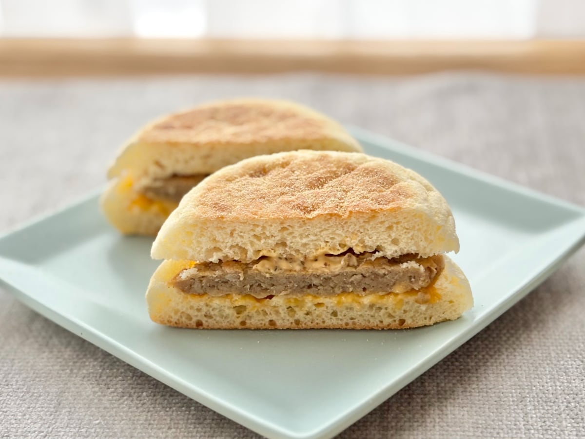お肉みっちり、チーズはとろ～り！【ファミマ】の3地域限定品に大満足