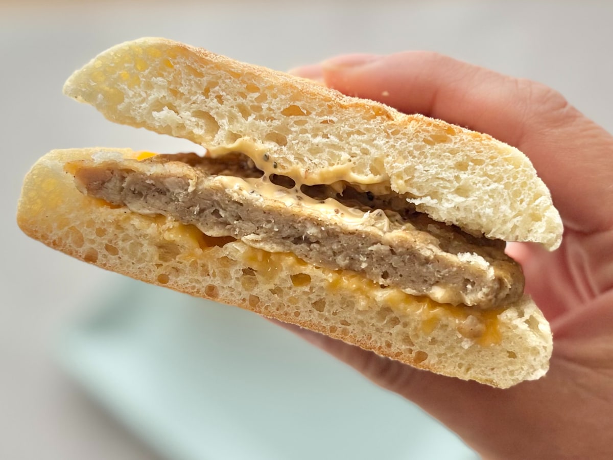 お肉みっちり、チーズはとろ~り!【ファミマ】の3地域限定品に大満足