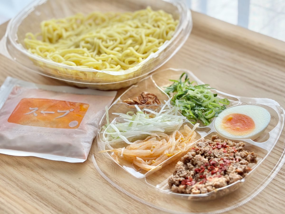 濃いめの辛味噌味で食べ応えも抜群!【ファミマ】に名店監修のチルド麺
