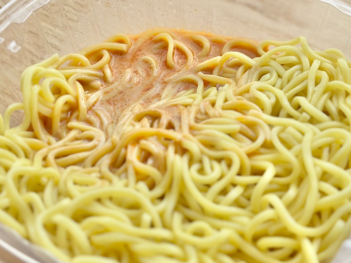 濃いめの辛味噌味で食べ応えも抜群!【ファミマ】に名店監修のチルド麺