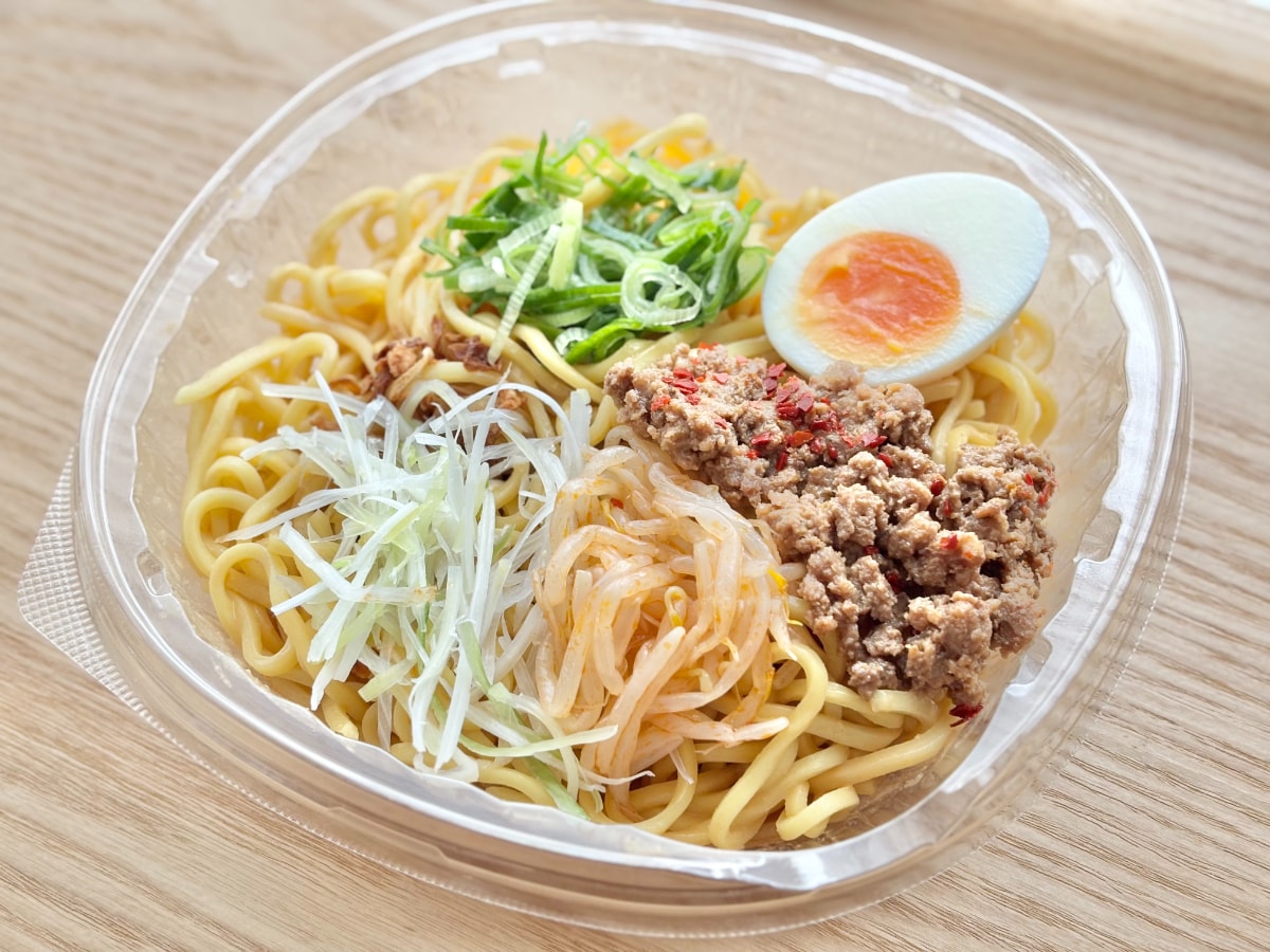 濃いめの辛味噌味で食べ応えも抜群!【ファミマ】に名店監修のチルド麺