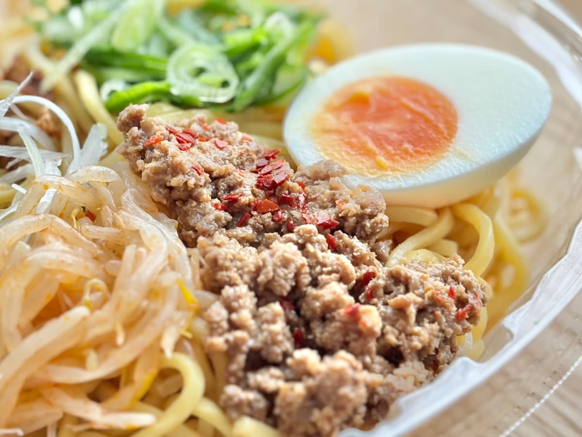 濃いめの辛味噌味で食べ応えも抜群!【ファミマ】に名店監修のチルド麺