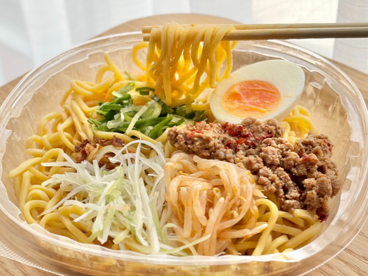 濃いめの辛味噌味で食べ応えも抜群！【ファミマ】に名店監修のチルド麺