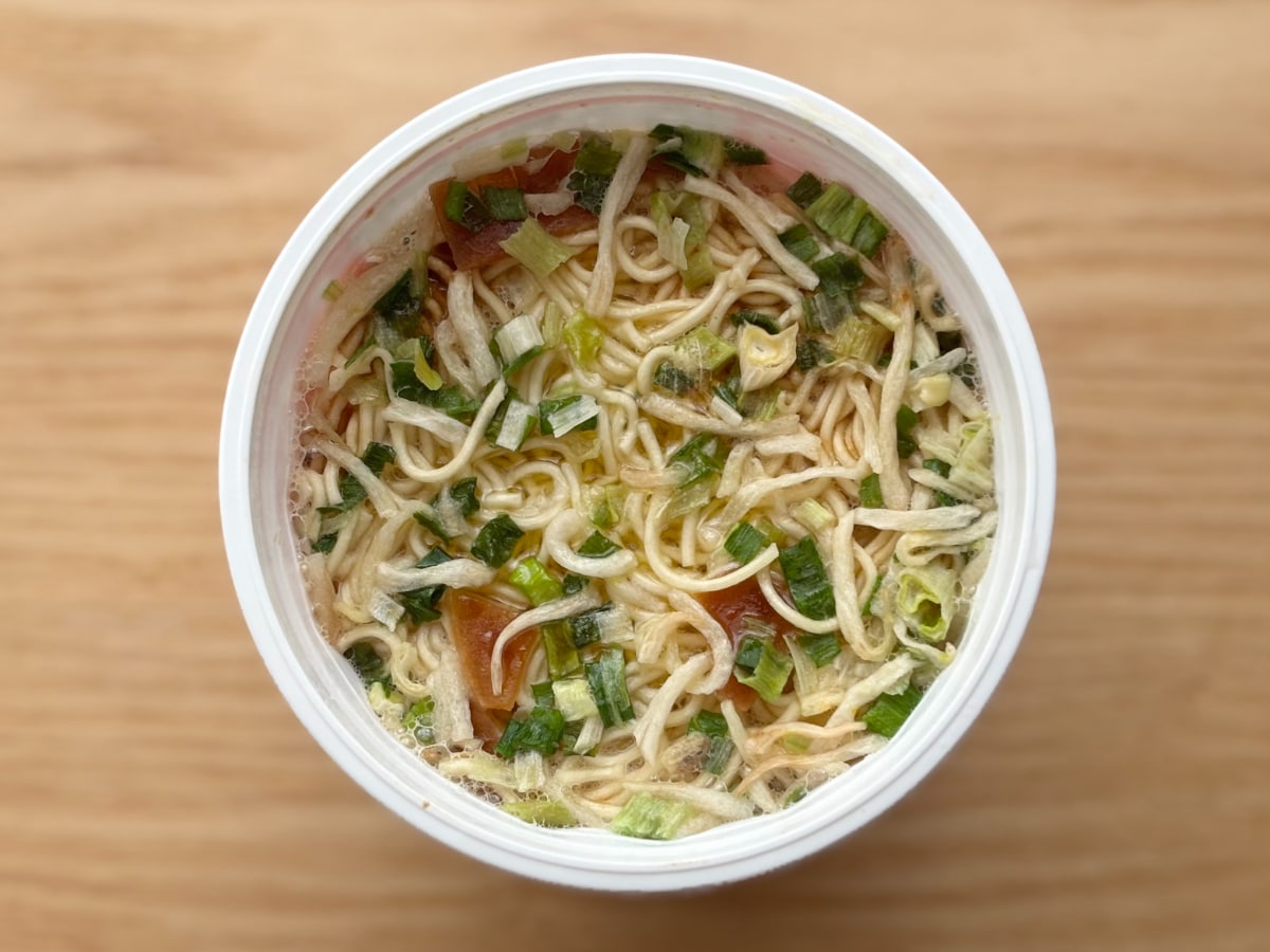 にんにくが後引くウマさ！【ファミマ】広島の人気店監修のカップ麺が登場