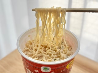 にんにくが後引くウマさ！【ファミマ】広島の人気店監修のカップ麺が登場