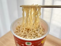 にんにくが後引くウマさ！【ファミマ】広島の人気店監修のカップ麺が登場