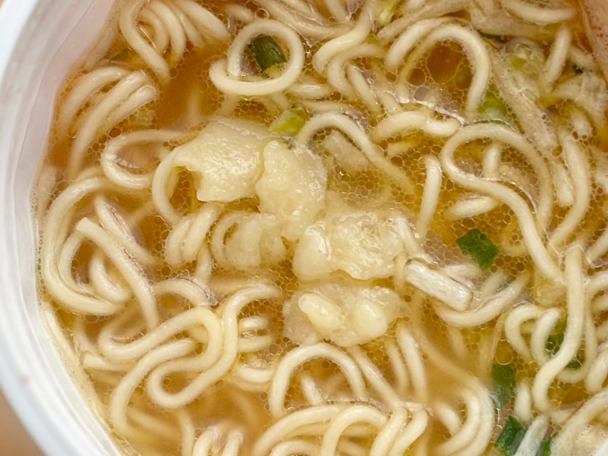 にんにくが後引くウマさ!【ファミマ】広島の人気店監修のカップ麺が登場