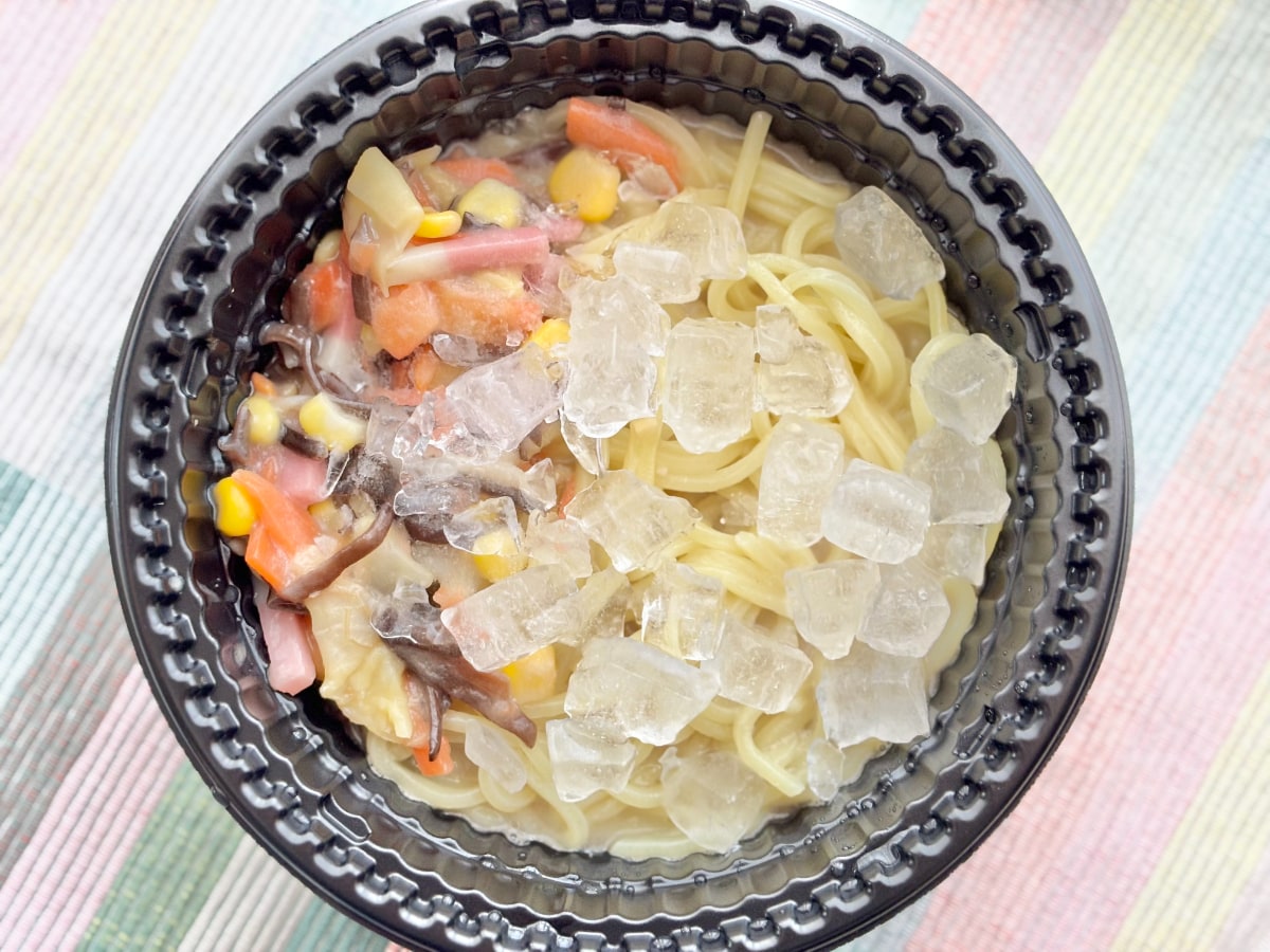 ごま油の風味がうんまぁっ！【ファミマ】野菜もたっぷりの冷凍麺を実食