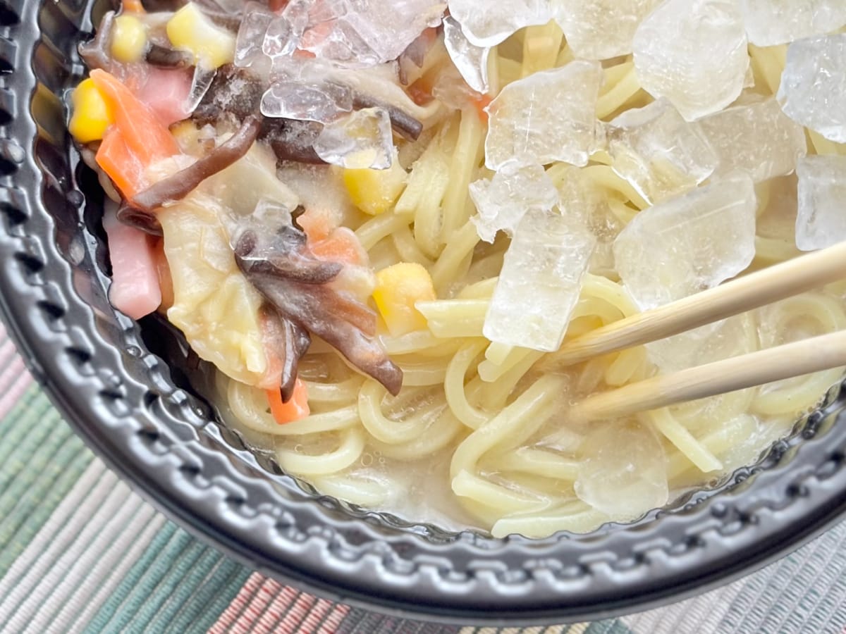 ごま油の風味がうんまぁっ！【ファミマ】野菜もたっぷりの冷凍麺を実食