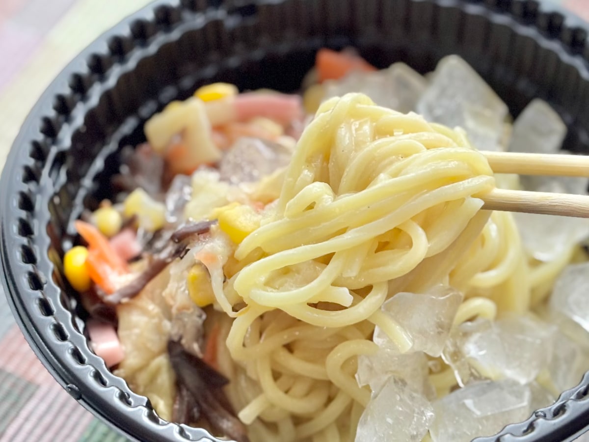 ごま油の風味がうんまぁっ！【ファミマ】野菜もたっぷりの冷凍麺を実食