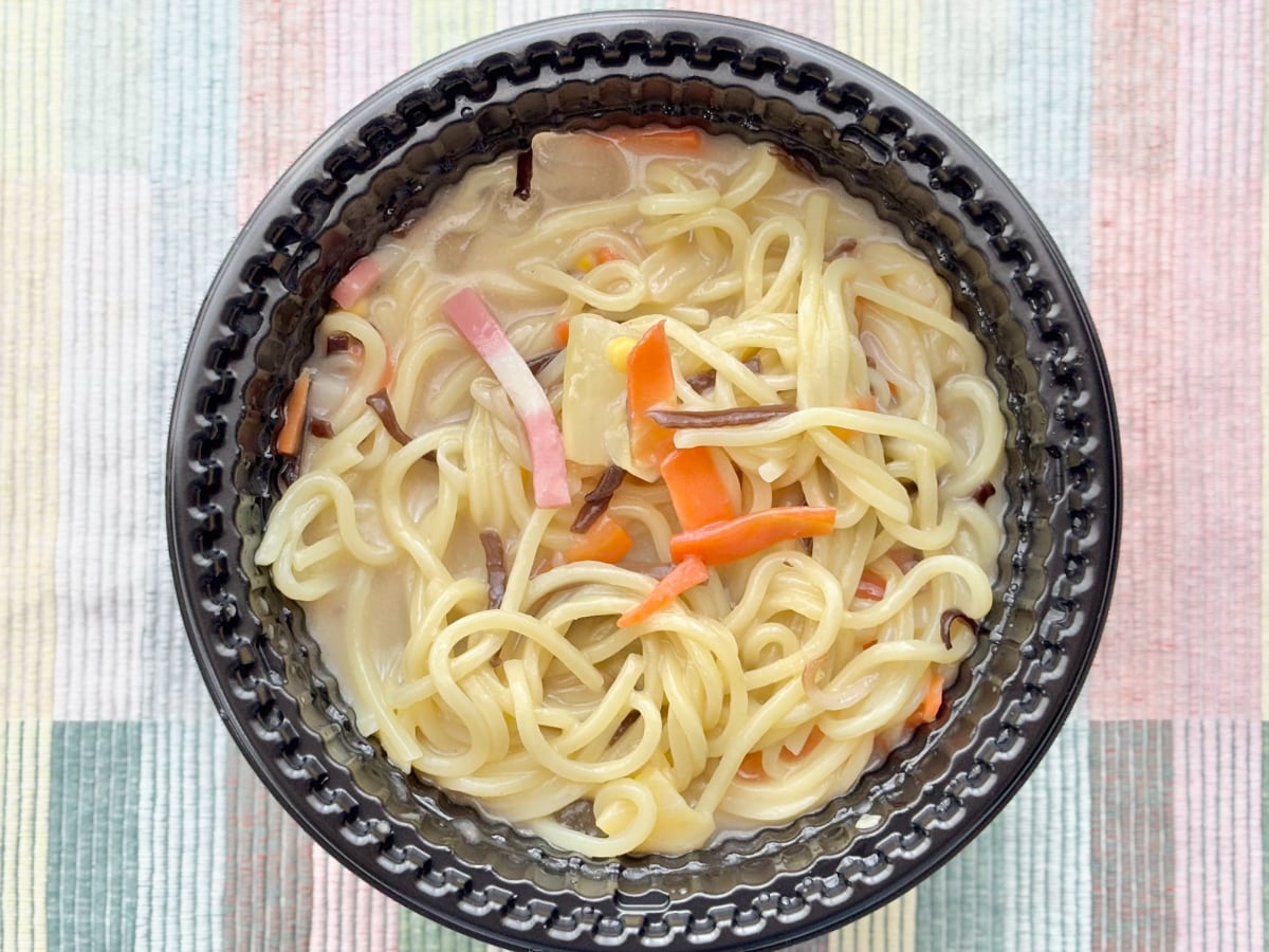 ごま油の風味がうんまぁっ！【ファミマ】野菜もたっぷりの冷凍麺を実食