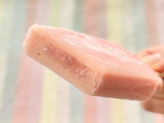 濃厚ないちご味を堪能♡【ローソン】に2種類の食感も楽しい贅沢アイス
