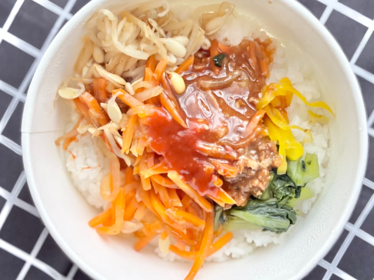 特製の辛みそがうんまいっっ！【ファミマ】に食べ切りサイズの新作丼