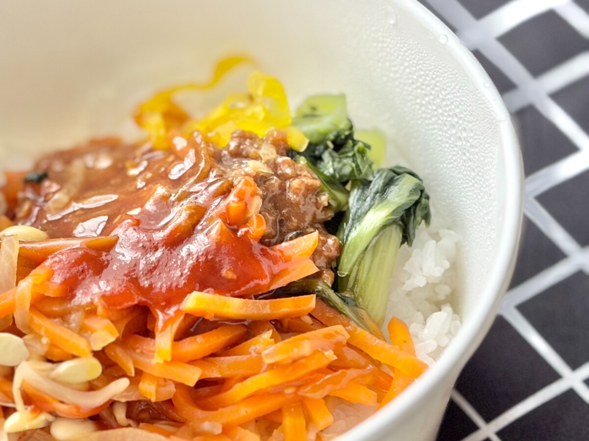 特製の辛みそがうんまいっっ！【ファミマ】に食べ切りサイズの新作丼