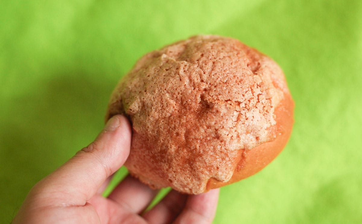 【セブン】の新商品、普通のメロンパンっぽいけど実は違う!?