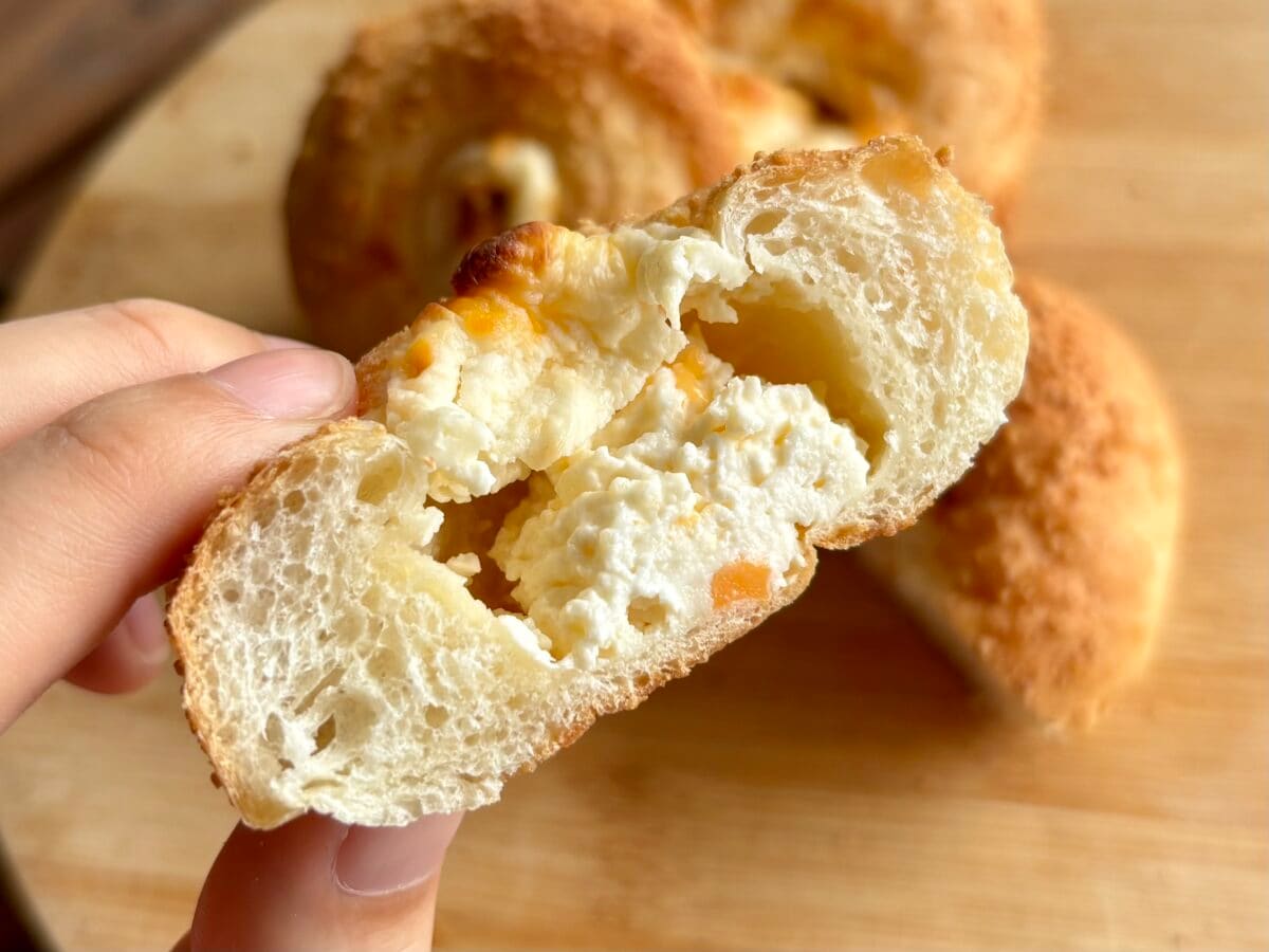 想像以上に詰まってる！【ファミマ】新作チーズパンが期待を超えてきた