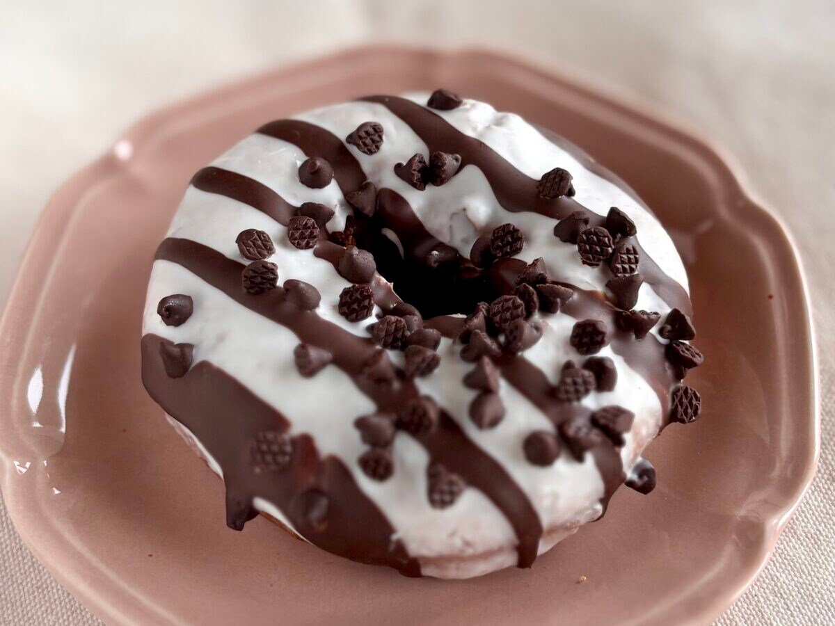 【ファミマ】チョコ好きさんにおすすめ！新食感のドーナツ生地がうんまい