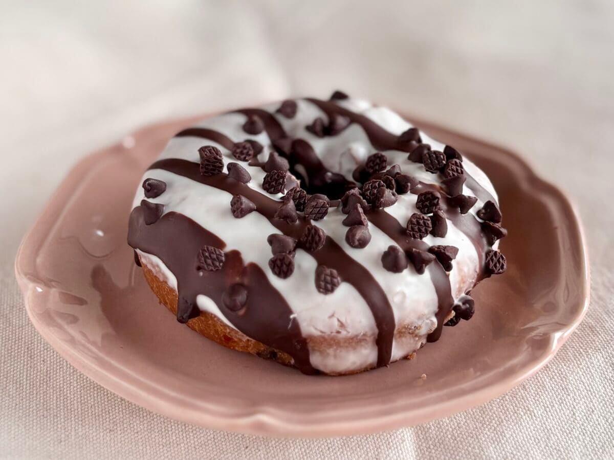 【ファミマ】チョコ好きさんにおすすめ！新食感のドーナツ生地がうんまい