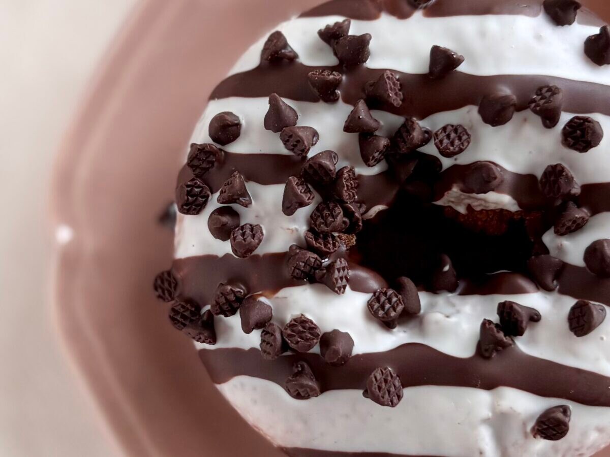 【ファミマ】チョコ好きさんにおすすめ！新食感のドーナツ生地がうんまい