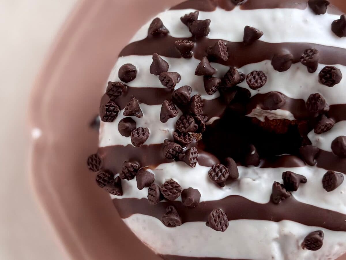 【ファミマ】チョコ好きさんにおすすめ！新食感のドーナツ生地がうんまい