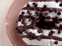 【ファミマ】チョコ好きさんにおすすめ！新食感のドーナツ生地がうんまい