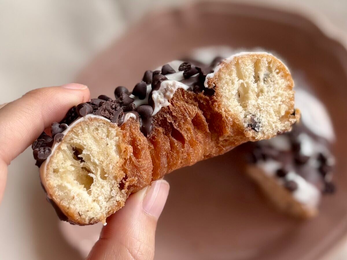 【ファミマ】チョコ好きさんにおすすめ！新食感のドーナツ生地がうんまい