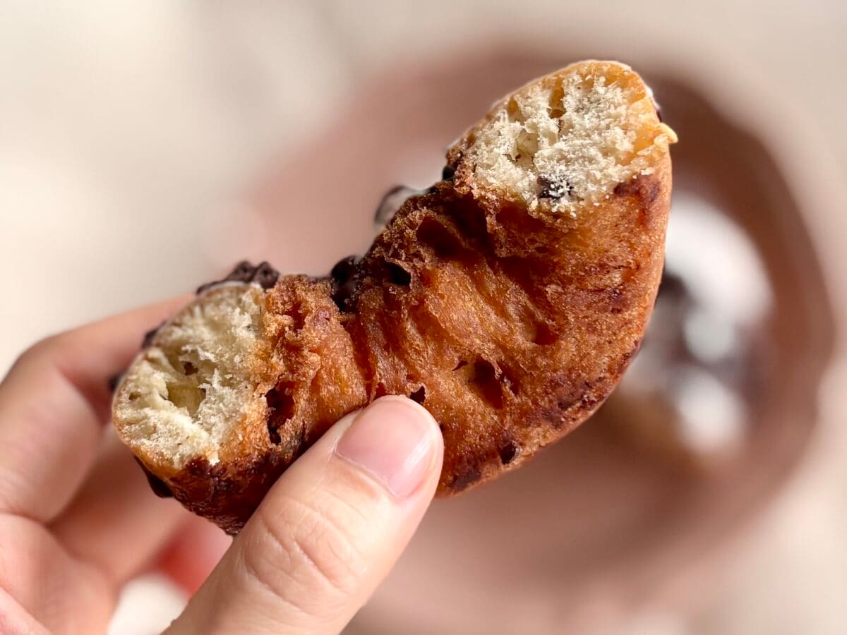 【ファミマ】チョコ好きさんにおすすめ！新食感のドーナツ生地がうんまい
