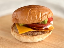 今年もアイツがやってきた！【ロッテリア】大満足の絶品バーガーが復活