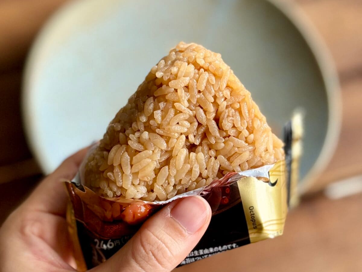 1個じゃ足りない!【ファミア】旨味凝縮ぜいたくむすびが本気でウマい