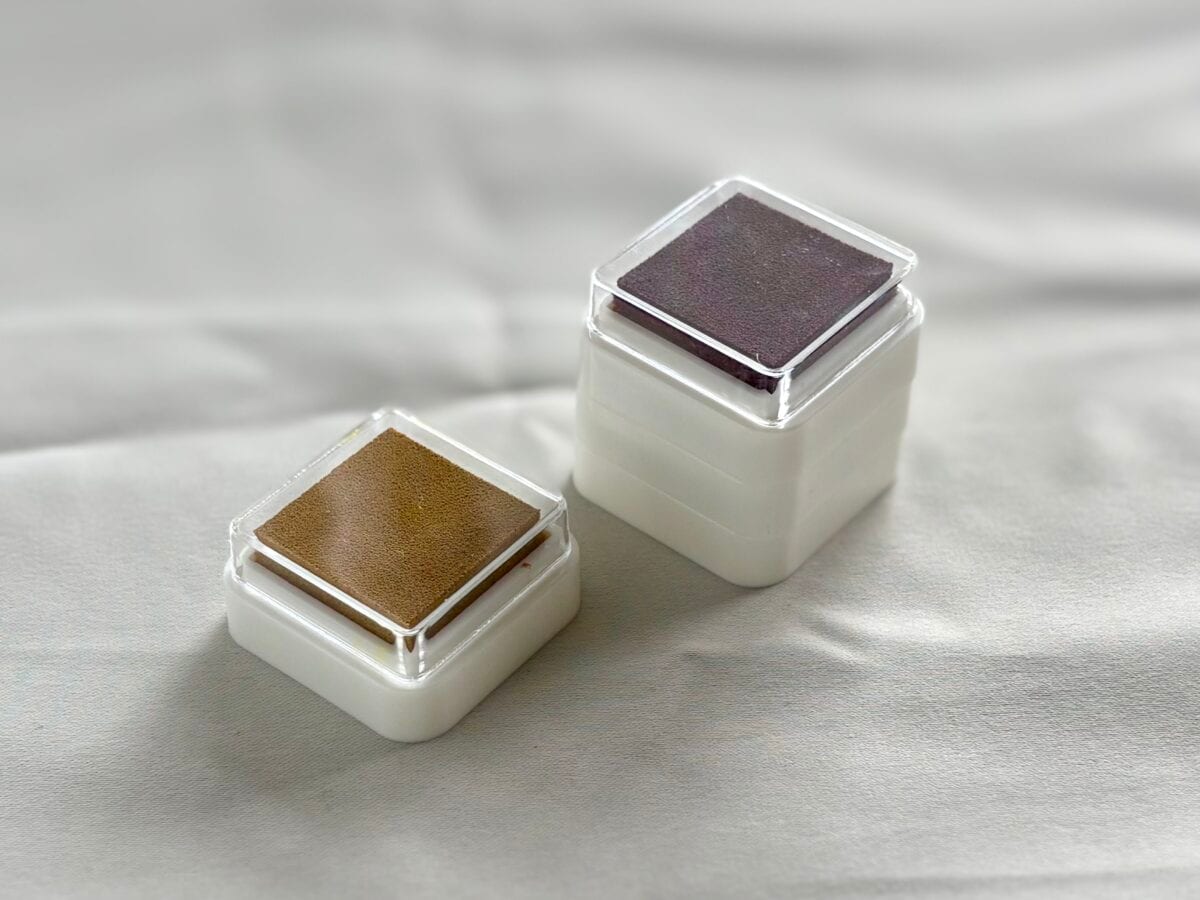 ポリッシュ派さんにはシールタイプも◎ ということで、こちらも実際の使い勝手を検証。今回はフックを一番下と一番上にセットしてみました。まずは一番下によく使うトートバッグを。上にはこちらもよく使うキャップを。これでいつもの“ちょっとそこまでセット”が完成！ 1つにまとまってかなりスッキリ！ フックも深めなのでしっかり引っ掛けることができましたよ。