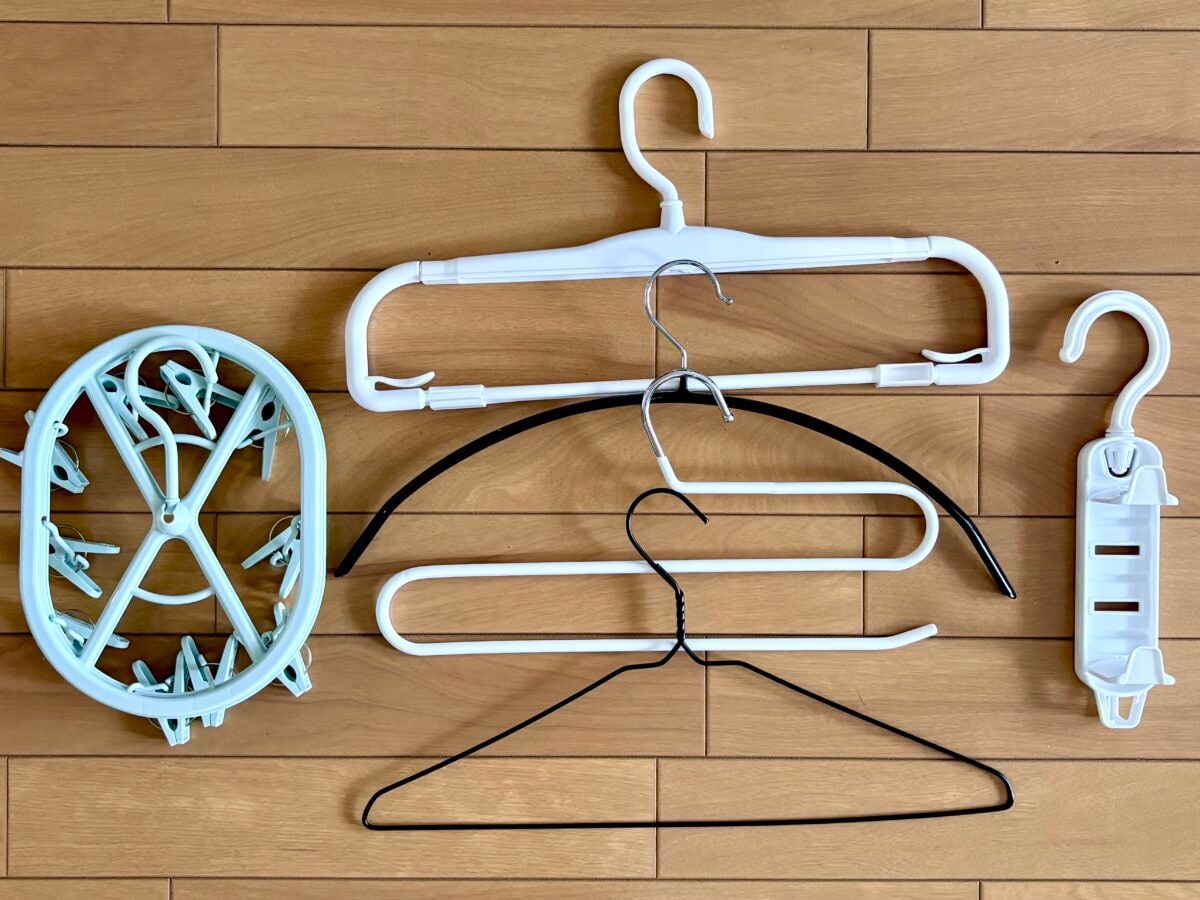【セリア】コスパ最強おすすめハンガー6選!ズボンやバスタオル用もたった100円♡