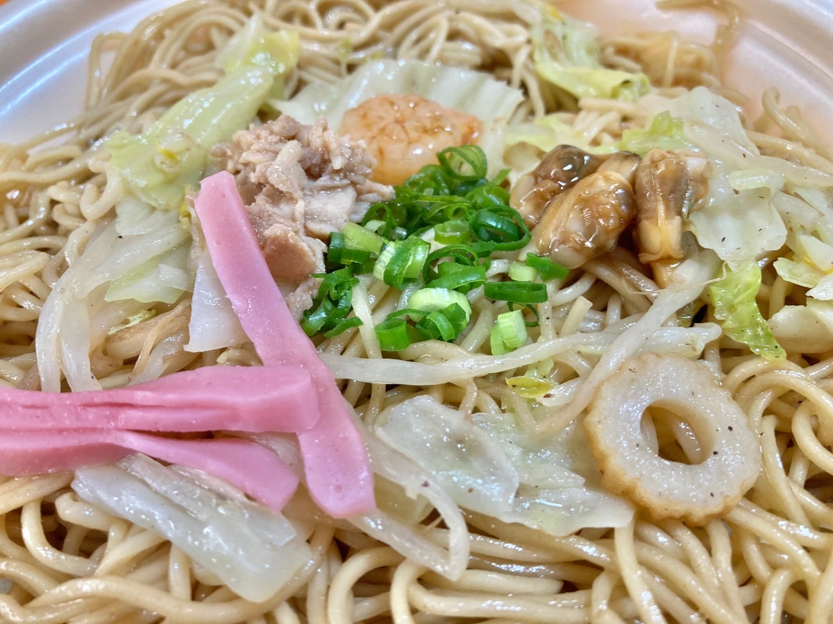 「手軽に博多気分!」「美味しい!」【ファミマ】名店監修の焼きラーメン
