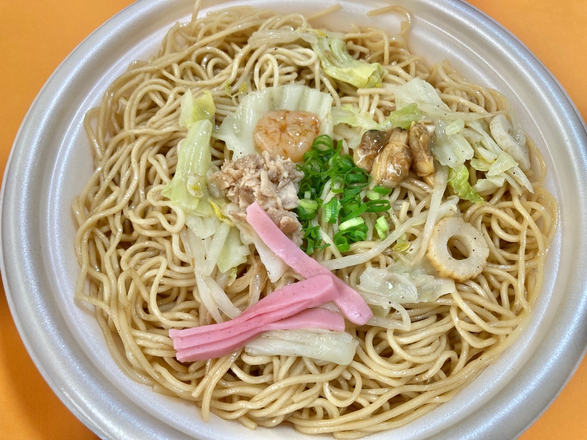 「手軽に博多気分!」「美味しい!」【ファミマ】名店監修の焼きラーメン