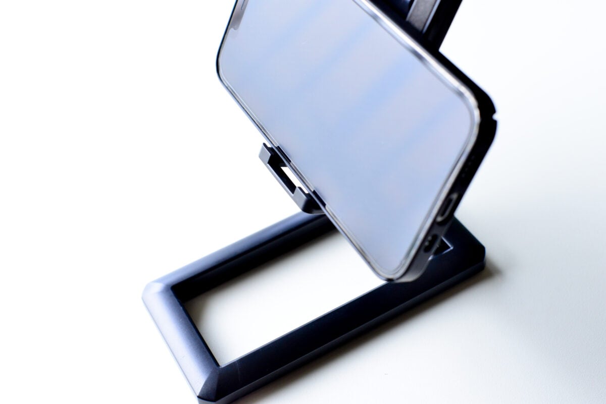 セリアのスマホスタンドがスゴすぎ!こんなに便利で110円ってマジか