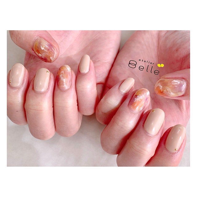 【ニュアンスネイル】オフィスにも！やわらかいミルキーベージュで肌馴染み抜群